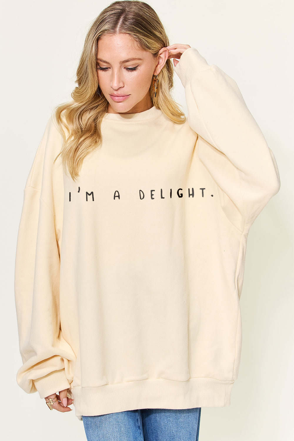Cozy 'I'M A DELIGHT' oversized sweatshirt with a drop shoulder, front view.